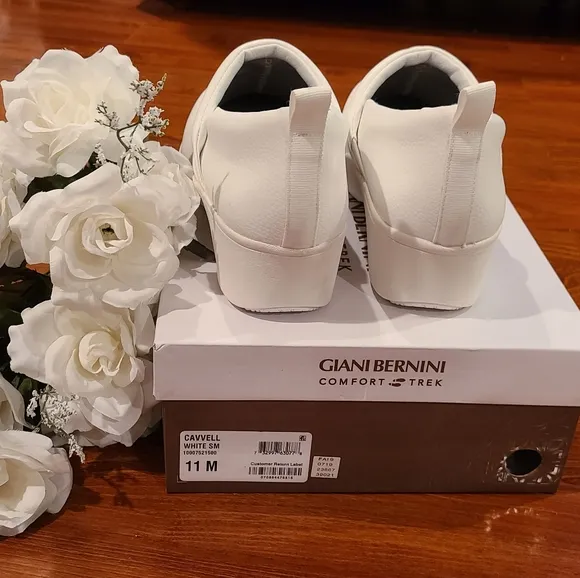 Giani Bernini Cavvell White Clogs Sizes 10 or 11