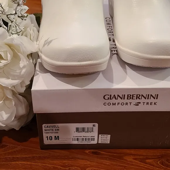 Giani Bernini Cavvell White Clogs Sizes 10 or 11