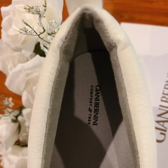 Giani Bernini Cavvell White Clogs Sizes 10 or 11