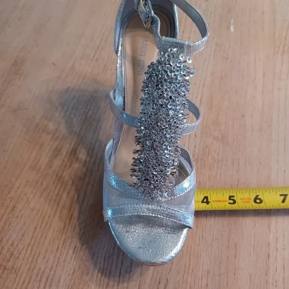 GIANNI BINI &quot;BRYNLEE&quot; PLATFORM HEELS SIZE 8.5