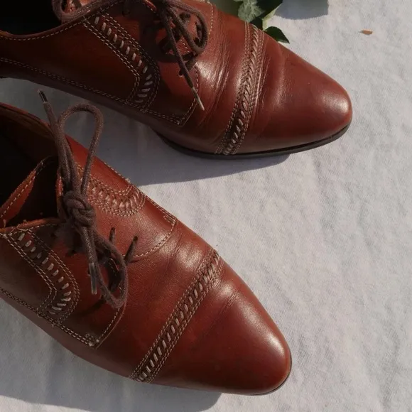 Gorgeous brown leather heeled oxfords/booties