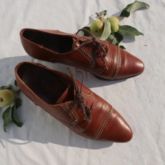 Gorgeous brown leather heeled oxfords/booties
