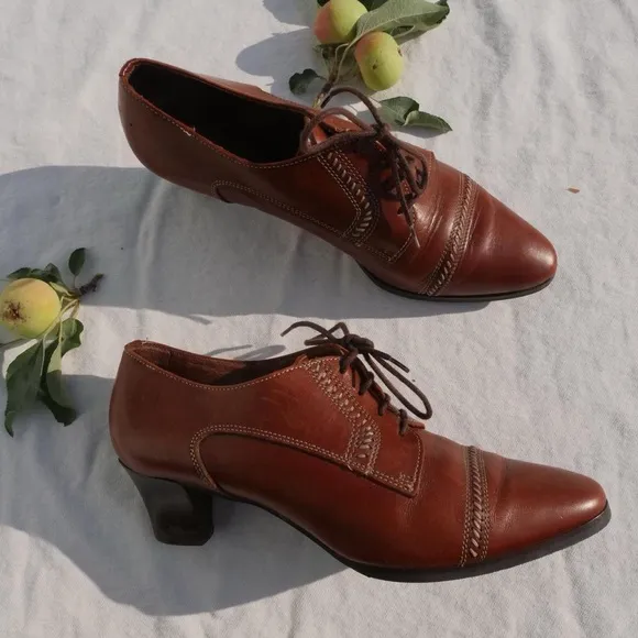 Gorgeous brown leather heeled oxfords/booties