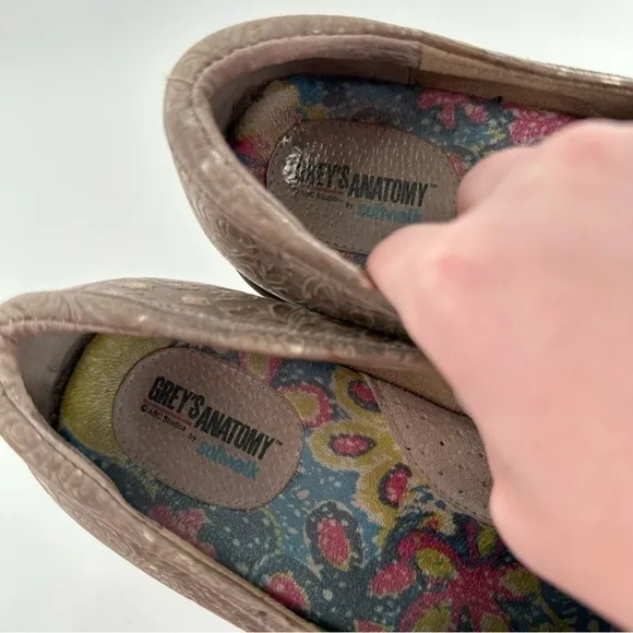 Greys Anatomy soft walk Meredith closed back clogs 8 brown oil slip resistant