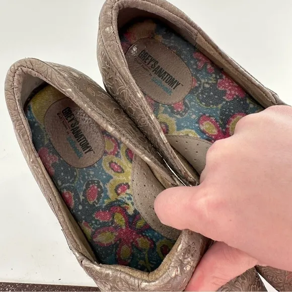 Greys Anatomy soft walk Meredith closed back clogs 8 brown oil slip resistant