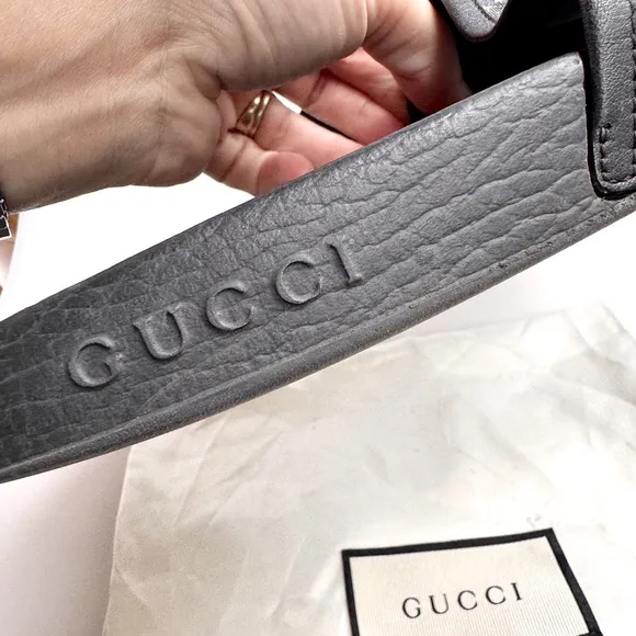GUCCI ‘guccy’ logo gold black rubber pool slides 38