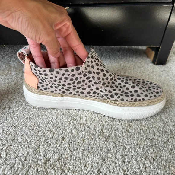 HEY DUDE WOMENS PEYTON LEOPARD LINEN SLIP ON SHOES