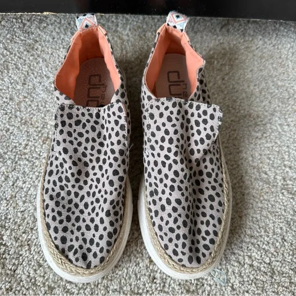 HEY DUDE WOMENS PEYTON LEOPARD LINEN SLIP ON SHOES