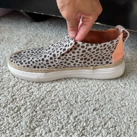 HEY DUDE WOMENS PEYTON LEOPARD LINEN SLIP ON SHOES