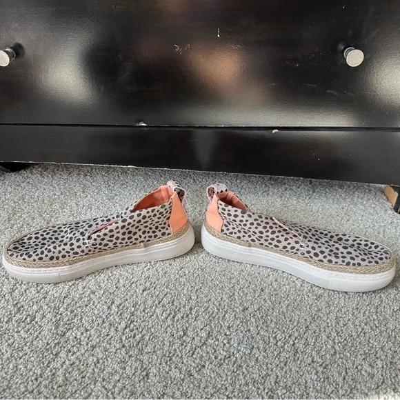 HEY DUDE WOMENS PEYTON LEOPARD LINEN SLIP ON SHOES