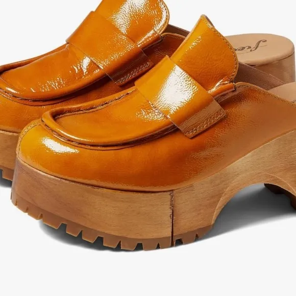 HOST PICK! 🛍️🛍️NWOT Free People Clogs Size 39 (8.5) Color: Sedona