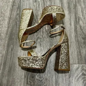 🎉HP🎉 NWT Badgley Mischka Party Platform Block Heel Size 8.5