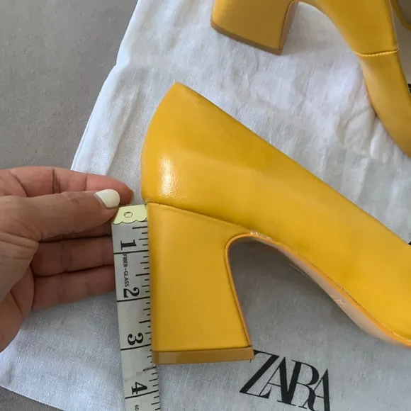 🎉HP🎉 Zara Basic NWT Yellow Pumps size 10