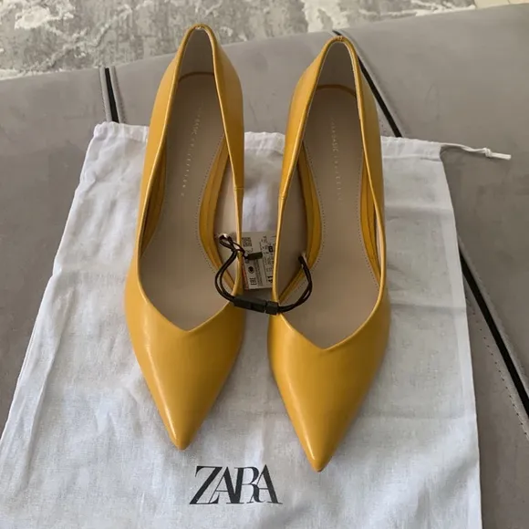 🎉HP🎉 Zara Basic NWT Yellow Pumps size 10