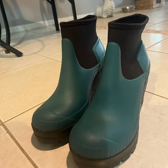 Hunter wedge rain boots NWOT size US 7