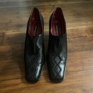 Immagini Black Leather Square Toe Womens Heels Size 40 D'Orsay 2.5 Inch Heel