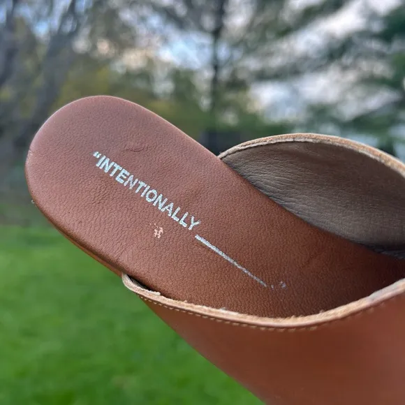 Intentionally Blank Anthropologie Tan Leather Mega Platform Clogs Mules 36