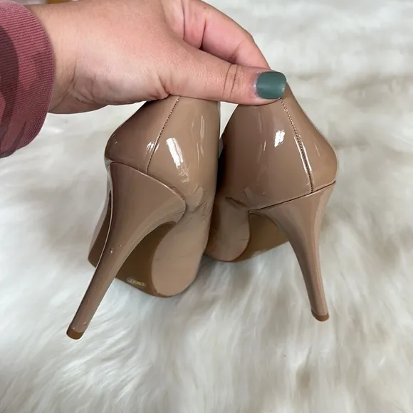 Jessica Simpson round toe nude heels