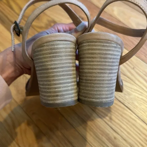 Joie Beige Block Heels Size 8.5 Adjustable Buckle Strap Leather Open Toe Cushion