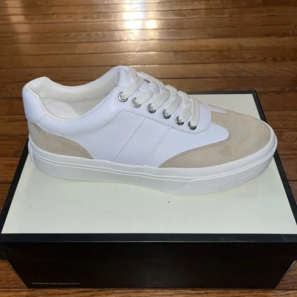 J/Slides NYC Gable Lace Up Sneakers White &amp; Sand Faux Suede Women’s Size 9