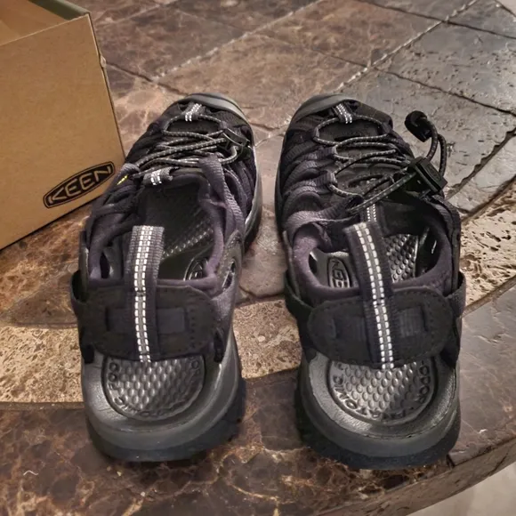 Keen Womens Whisper Black Magnet Walk Anywhere Water shoes 8.5