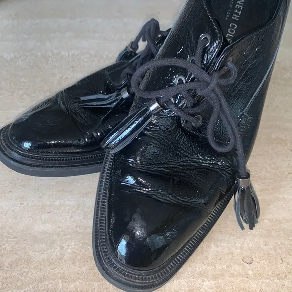 KENNETH COLE Black patent leather oxfords, thick soles, tie/tassels. 9 EUC