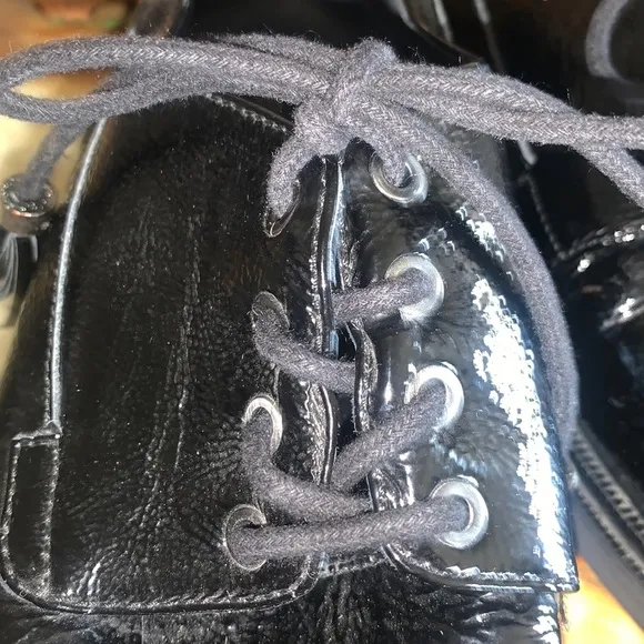 KENNETH COLE Black patent leather oxfords, thick soles, tie/tassels. 9 EUC