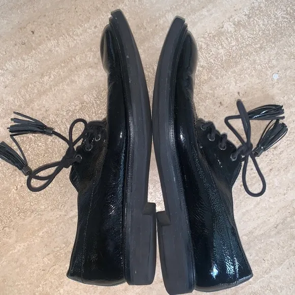 KENNETH COLE Black patent leather oxfords, thick soles, tie/tassels. 9 EUC