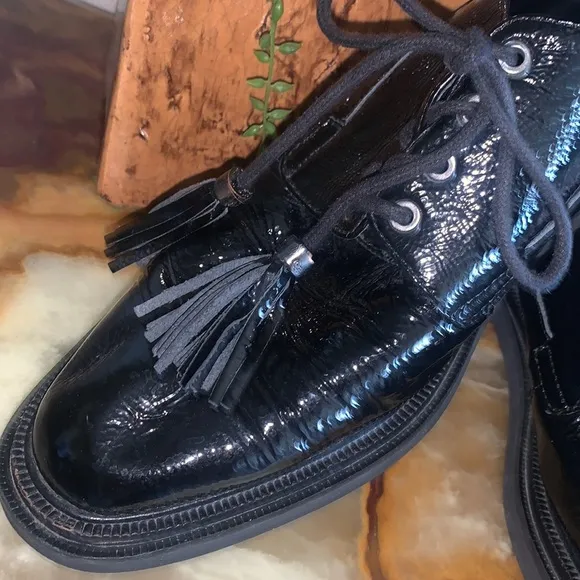 KENNETH COLE Black patent leather oxfords, thick soles, tie/tassels. 9 EUC