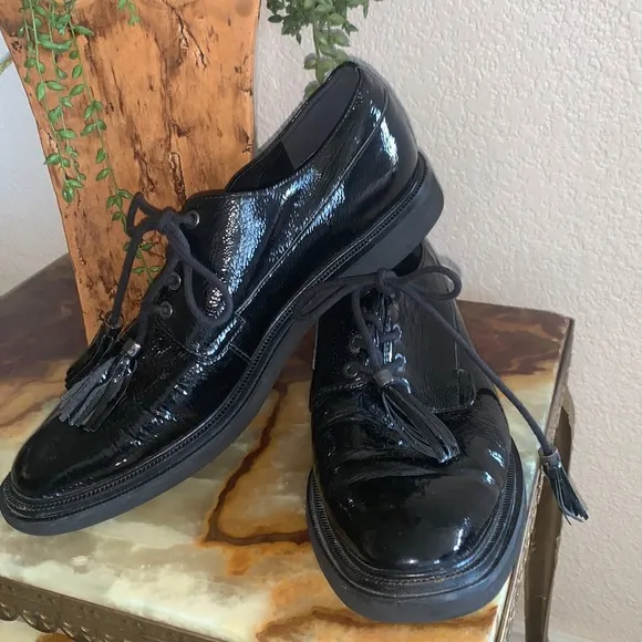KENNETH COLE Black patent leather oxfords, thick soles, tie/tassels. 9 EUC