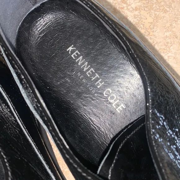 KENNETH COLE Black patent leather oxfords, thick soles, tie/tassels. 9 EUC