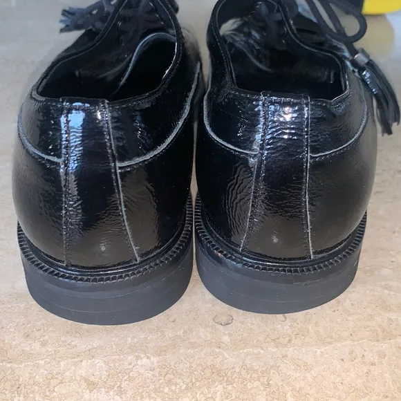 KENNETH COLE Black patent leather oxfords, thick soles, tie/tassels. 9 EUC