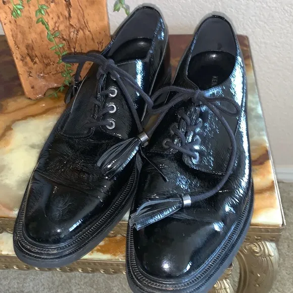 KENNETH COLE Black patent leather oxfords, thick soles, tie/tassels. 9 EUC