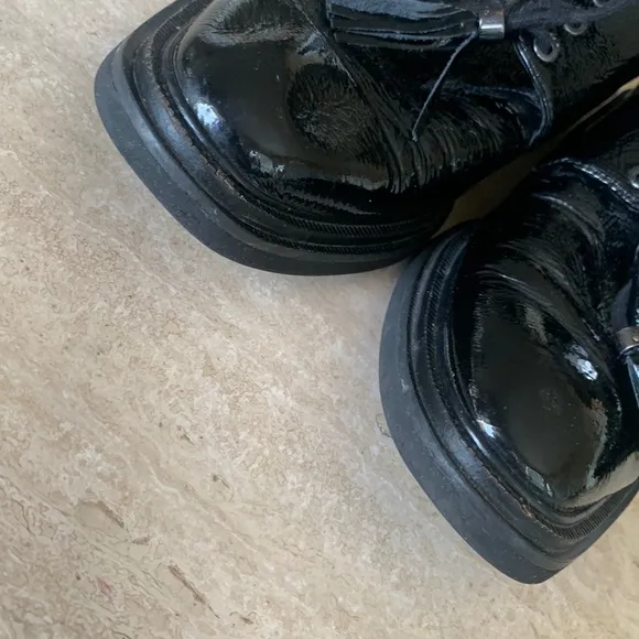 KENNETH COLE Black patent leather oxfords, thick soles, tie/tassels. 9 EUC
