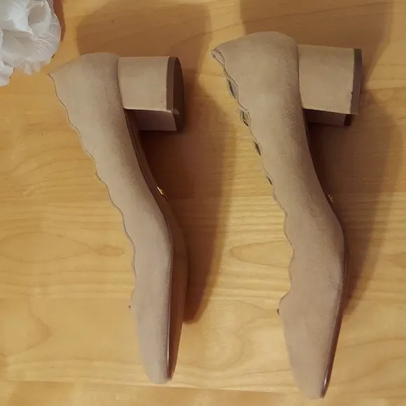 Kensie Aubree Suede Scalloped Edge Low Block Heels Size 8.5 Cream Tan Nude