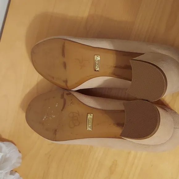 Kensie Aubree Suede Scalloped Edge Low Block Heels Size 8.5 Cream Tan Nude