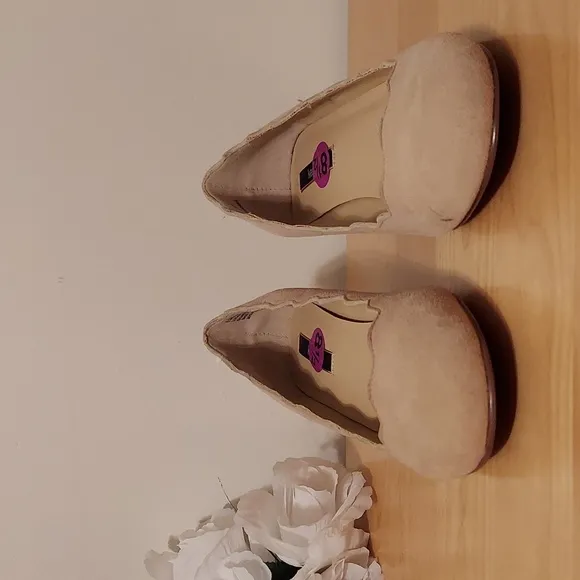 Kensie Aubree Suede Scalloped Edge Low Block Heels Size 8.5 Cream Tan Nude