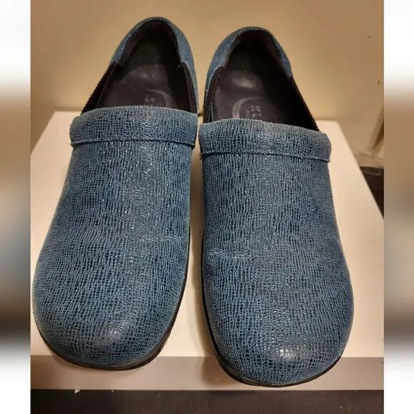 Klogs Footwear &quot;Portland&quot; Teal Textured Leather Closed Back Clogs sz.8 MSRP $145