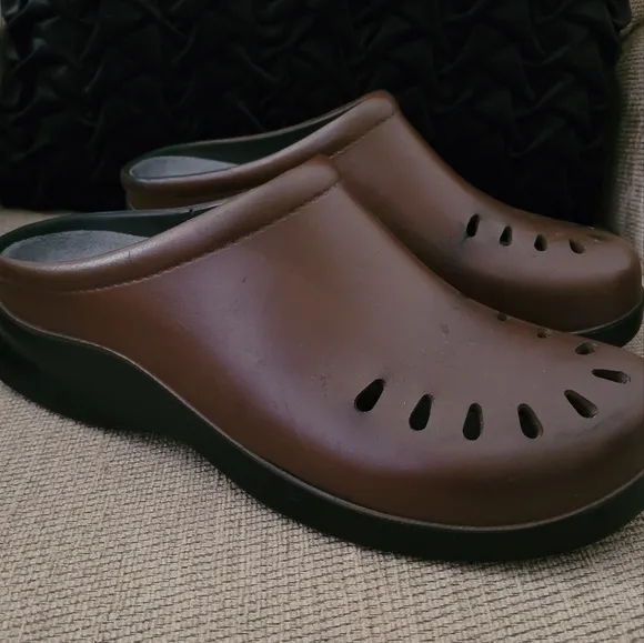 KLOGS FOOTWEAR MEN'S  CHESTNUT LASER CUT CLOGS