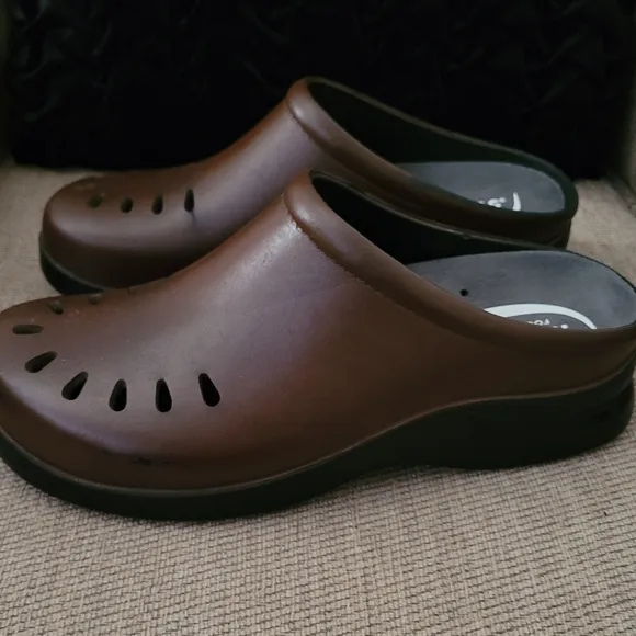 KLOGS FOOTWEAR MEN'S  CHESTNUT LASER CUT CLOGS