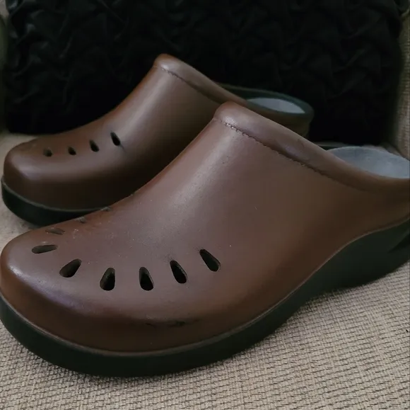 KLOGS FOOTWEAR MEN'S  CHESTNUT LASER CUT CLOGS