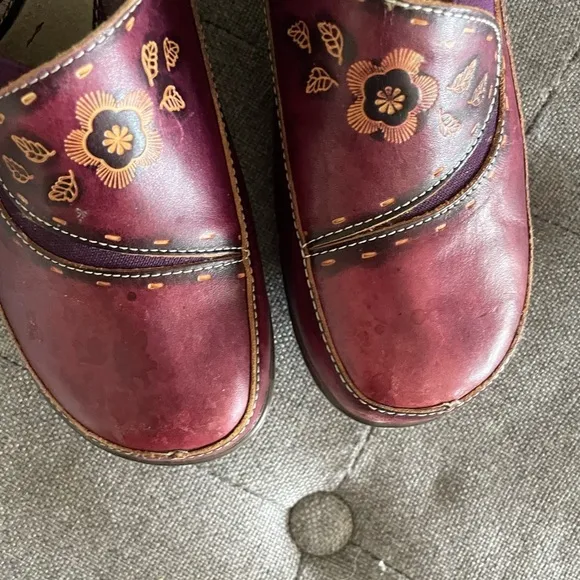 L'Artiste Spring Step Burbank Hand Painted Floral Leather Clogs Bordeaux