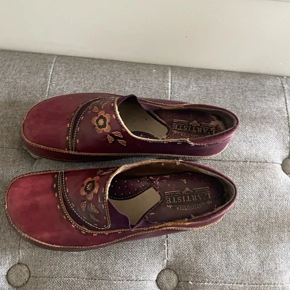 L'Artiste Spring Step Burbank Hand Painted Floral Leather Clogs Bordeaux