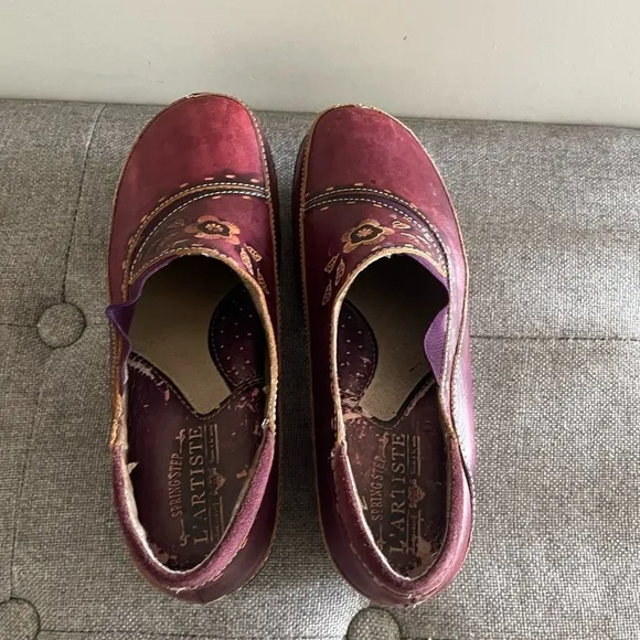 L'Artiste Spring Step Burbank Hand Painted Floral Leather Clogs Bordeaux