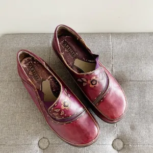 L'Artiste Spring Step Burbank Hand Painted Floral Leather Clogs Bordeaux