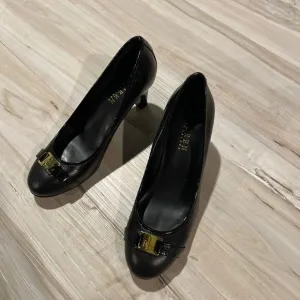 LAUREN Ralph Lauren class logo black pump heels size 6 B