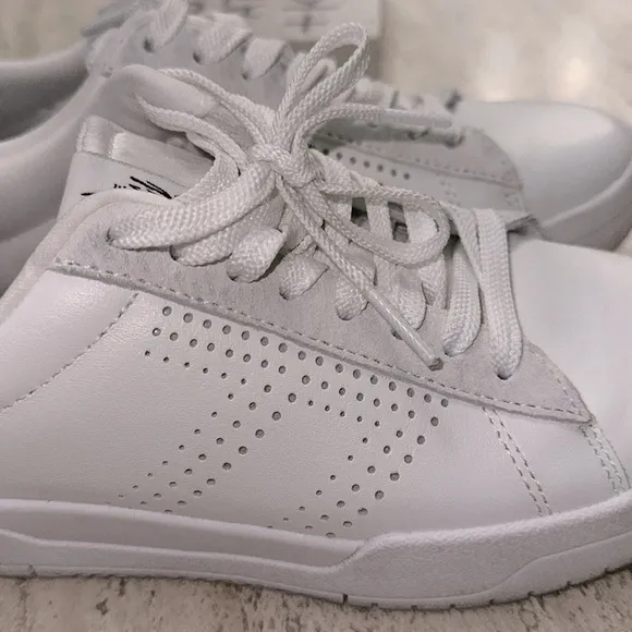 LE TIGRE Tompkins Sneaker White Leather with Removable cushioned insole Size 6.5
