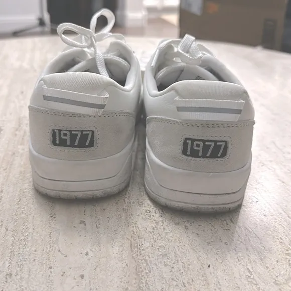 LE TIGRE Tompkins Sneaker White Leather with Removable cushioned insole Size 6.5