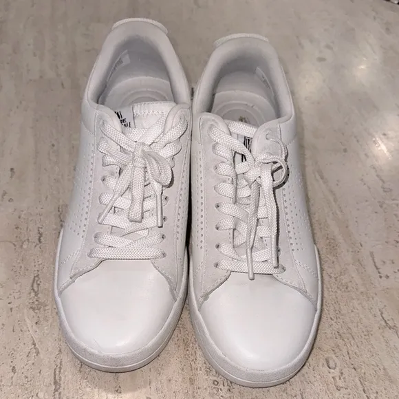 LE TIGRE Tompkins Sneaker White Leather with Removable cushioned insole Size 6.5