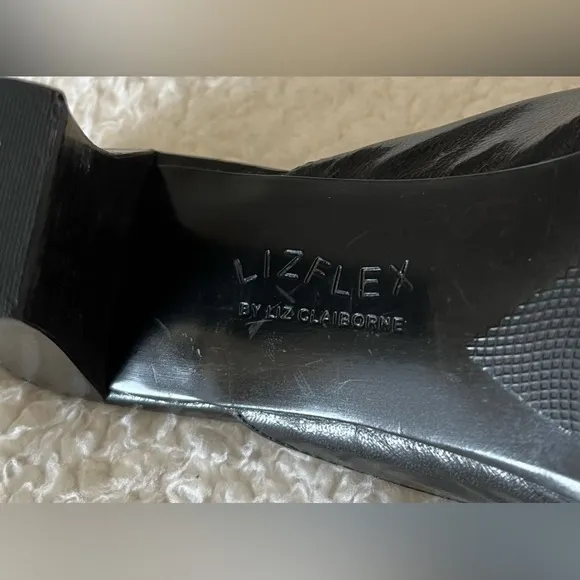 LIZFLEX Women's size 8 black high heels. Leather uppers. Pre-owned